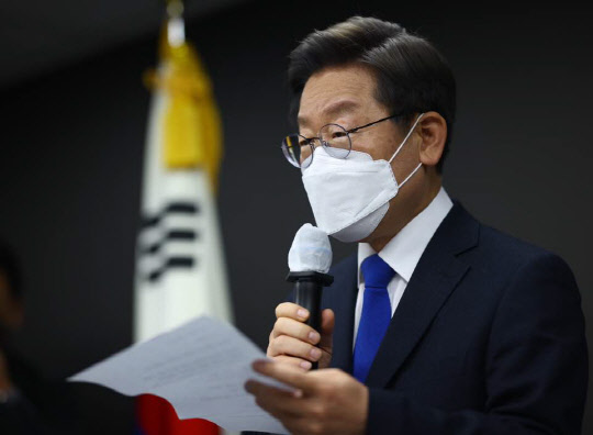 이재명 더불어민주당 이재명 대선 후보가 10일 새벽 서울 여의도 당사에서 메시지를 발표하고 있다. <사진공동취재단=연합뉴스>